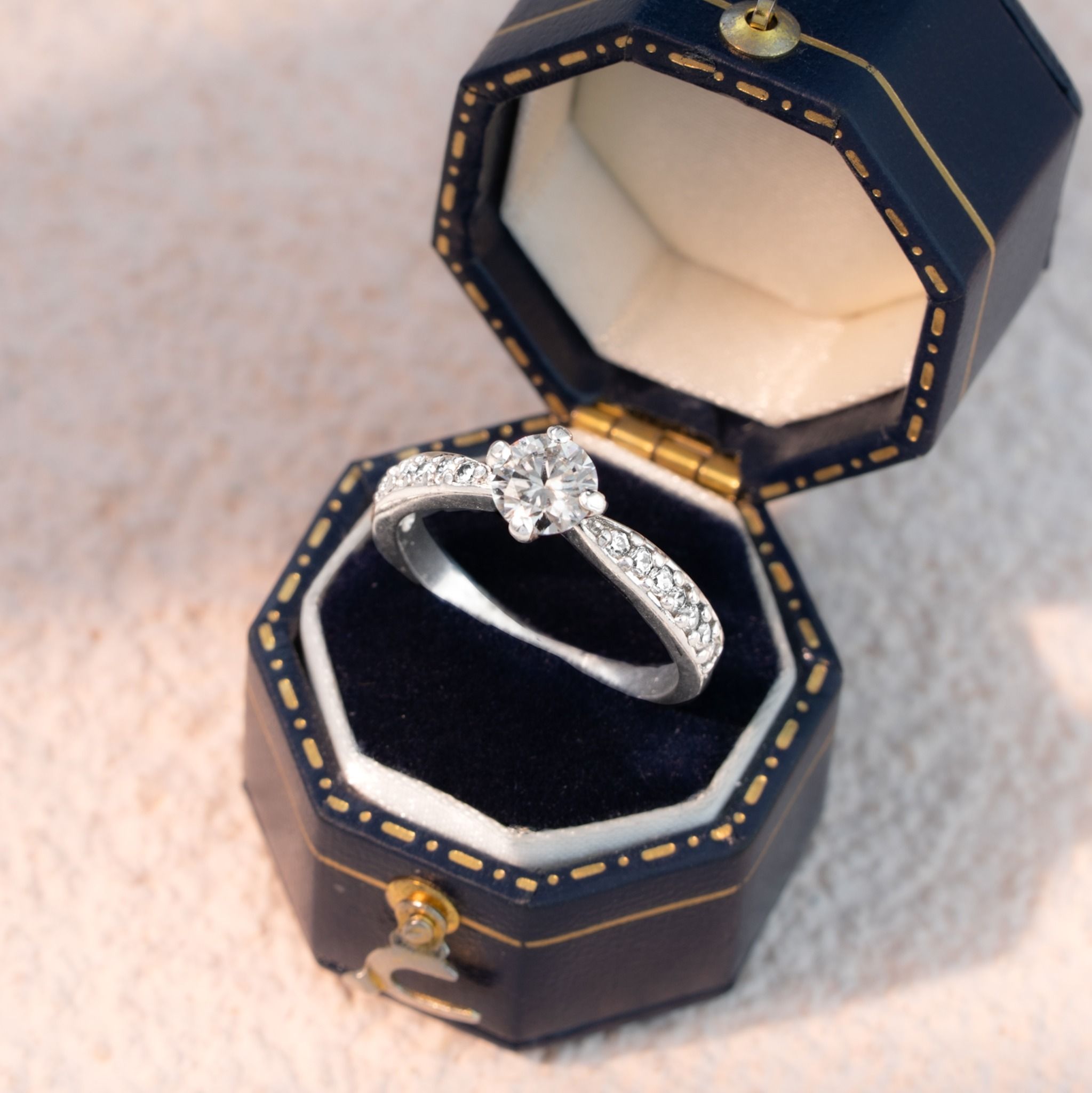  Nhẫn bạc Việt Nam xi vàng trắng đính kim cương Moissanite 5,5 li Krixi thân đính đá tấm thanh lịch | Cáo Bạc 