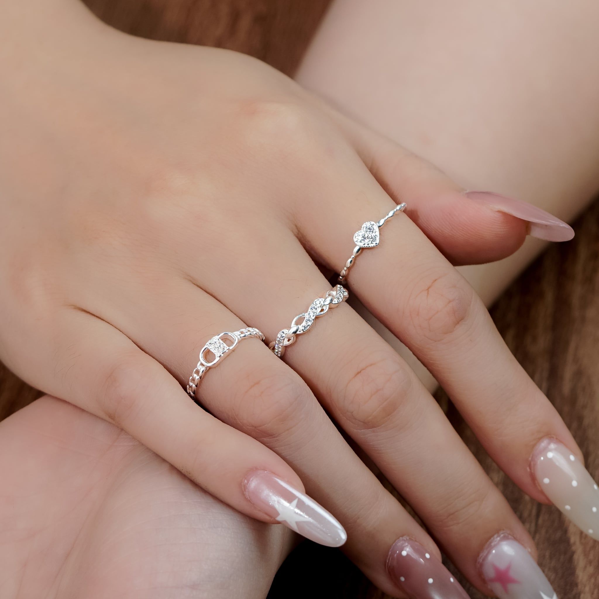  Nhẫn bạc Việt Nam hình bầu dục trơn đính đá ở giữa kết hợp viền xích trơn thanh lịch | Cáo Bạc 