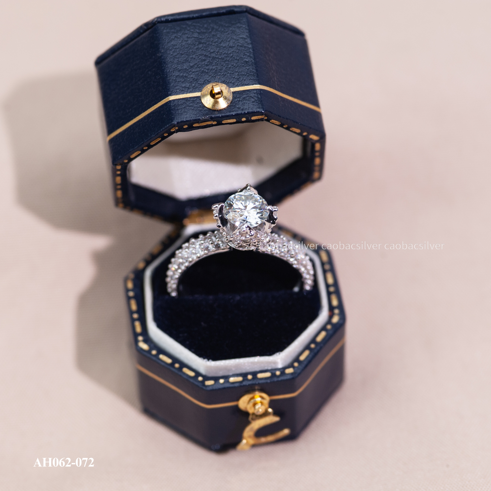  Nhẫn bạc Việt Nam xi vàng trắng đính kim cương Moissanite 8 li ổ đá chấu vương miện cao | Cáo Bạc 