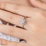  Nhẫn bạc Việt Nam xi vàng trắng đính kim cương Moissanite Lucky Bloom thanh lịch quý phái | Cáo Bạc 