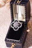  Dây chuyền bạc ta xi vàng trắng đính Kim Cương Moissanite tròn đá lớn giữa viền đá nhỏ 