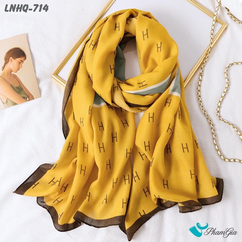 Góc Trên Khăn Choàng Linen Phong Cách Hàn Quốc Họa Tiết Chữ H Màu Vàng Hiện Đại