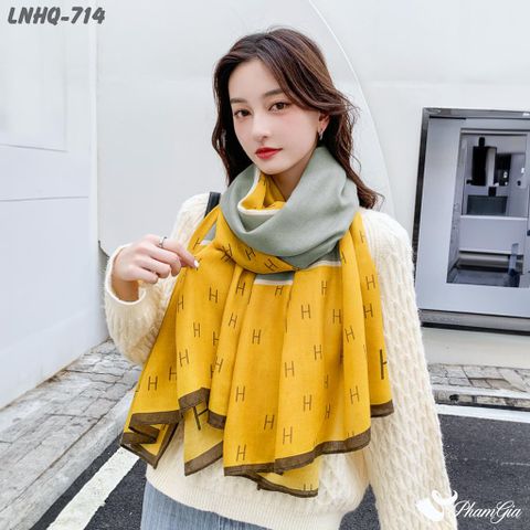 Người Mẫu Choàng Khăn Choàng Linen Phong Cách Hàn Quốc Họa Tiết Chữ H Màu Vàng Hiện Đại