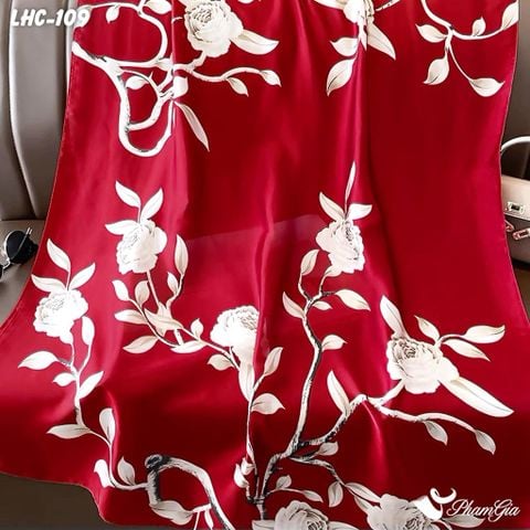 Cận Cảnh Khăn Choàng Lụa Hàng Châu Màu Đỏ Ruby Họa Tiết Hoa Hồng Trắng Quý Phái