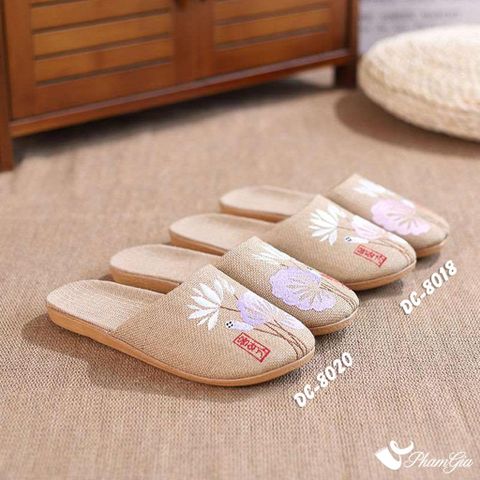 Góc Nghiêng Dép Cói Bít Mũi Cao Cấp Thêu Họa Tiết Hoa Sen Trang Nhã Màu Tím Lilac