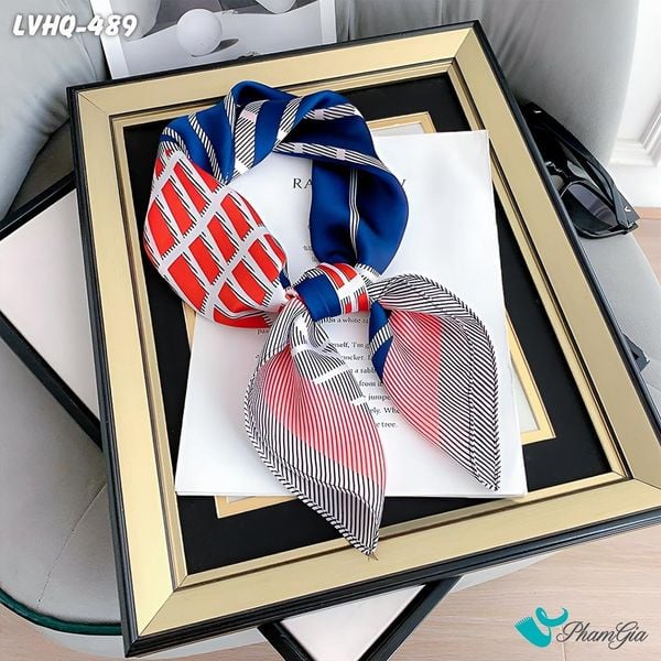 Khăn Lụa Vuông 70*70cm Phong Cách Hàn Quốc Họa Tiết Kẻ Sọc Lập Thể Phối Màu Xanh Navy - Đỏ (LVHQ489)