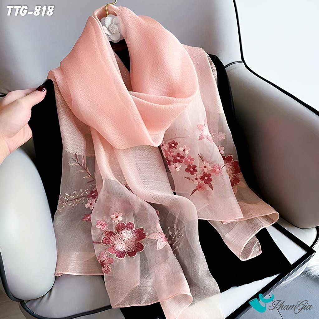 Góc Nghiêng Khăn Choàng Tơ Tằm Gân Cao Cấp Thêu Hoa Mai Màu Hồng Baby Sang Trọng