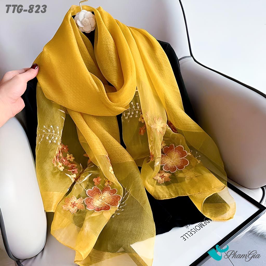 Góc Nghiêng Khăn Choàng Tơ Tằm Gân Cao Cấp Thêu Hoa Mai Màu Vàng Gold Sang Trọng