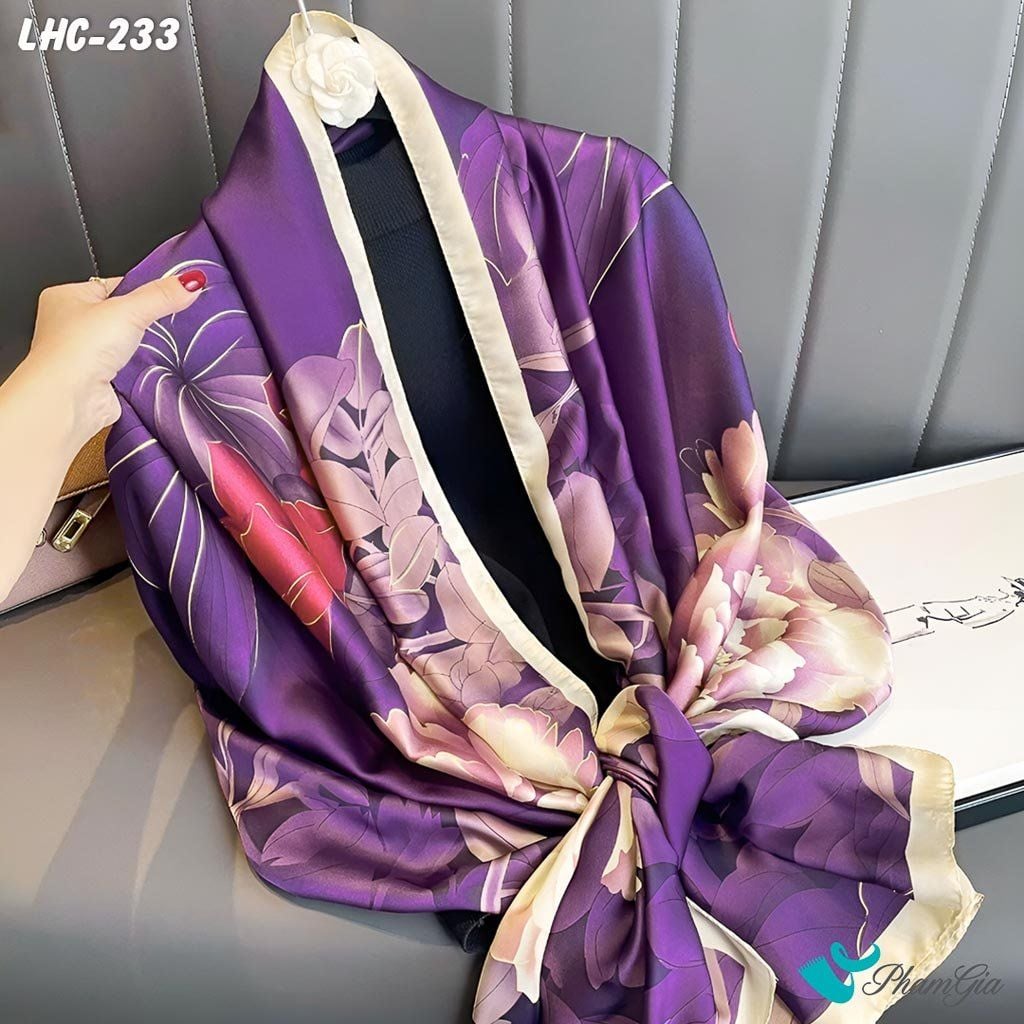 Góc Nghiêng Khăn Choàng Lụa Hàng Châu Màu Tím Than Họa Tiết Hoa Mẫu Đơn Quý Phái