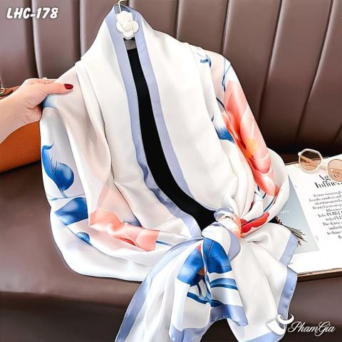 Góc Nghiêng Khăn Choàng Lụa Hàng Châu Màu Trắng Họa Tiết Hoa Lily Hồng Nhẹ Nhàng