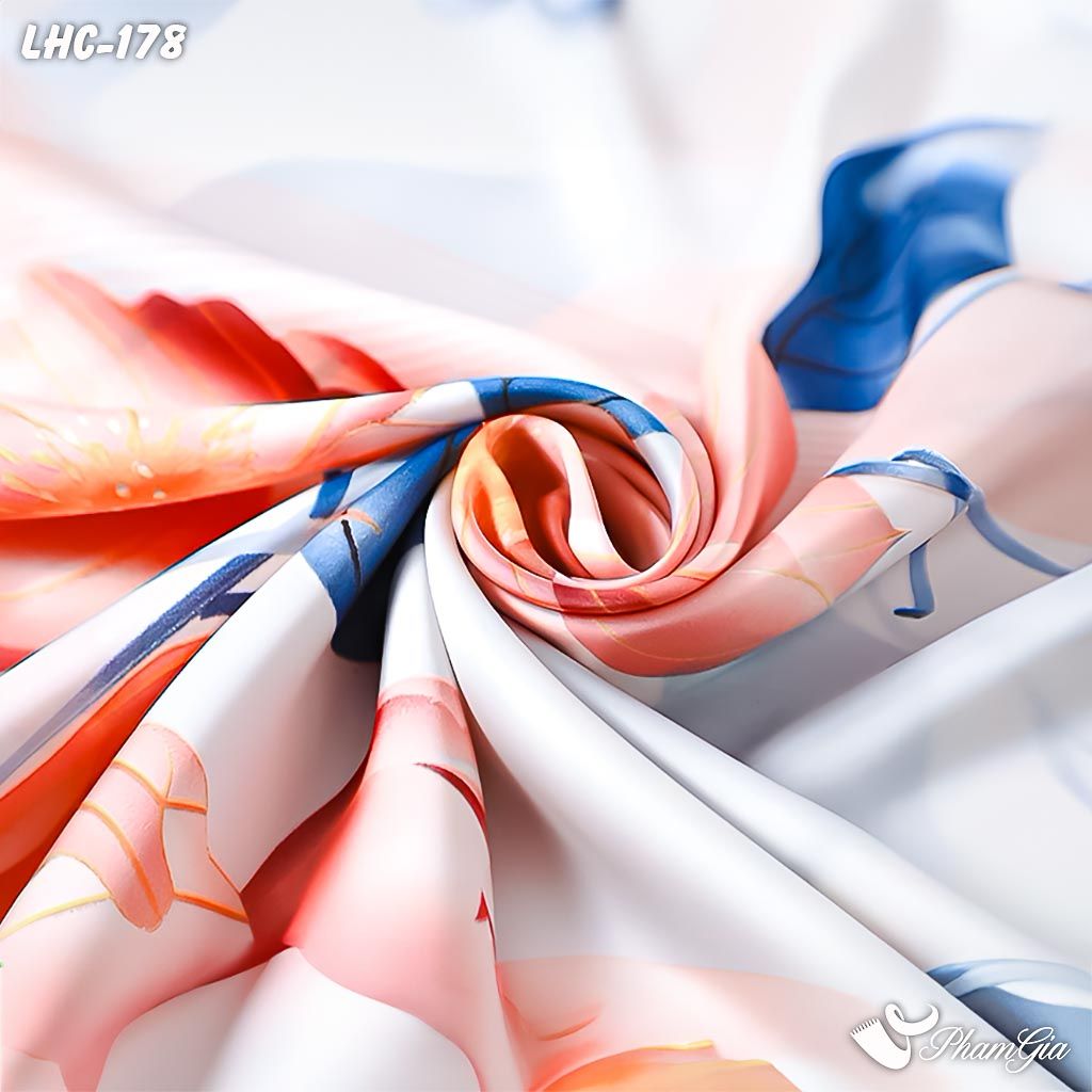 Cận Cảnh Khăn Choàng Lụa Hàng Châu Màu Trắng Họa Tiết Hoa Lily Hồng Nhẹ Nhàng