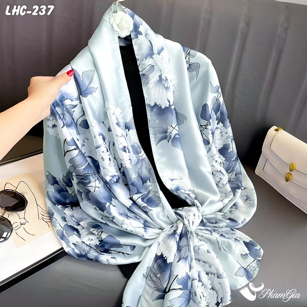 Góc Nghiêng Khăn Choàng Lụa Hàng Châu Màu Xanh Khói Họa Tiết Hoa Mẫu Đơn Tinh Tế