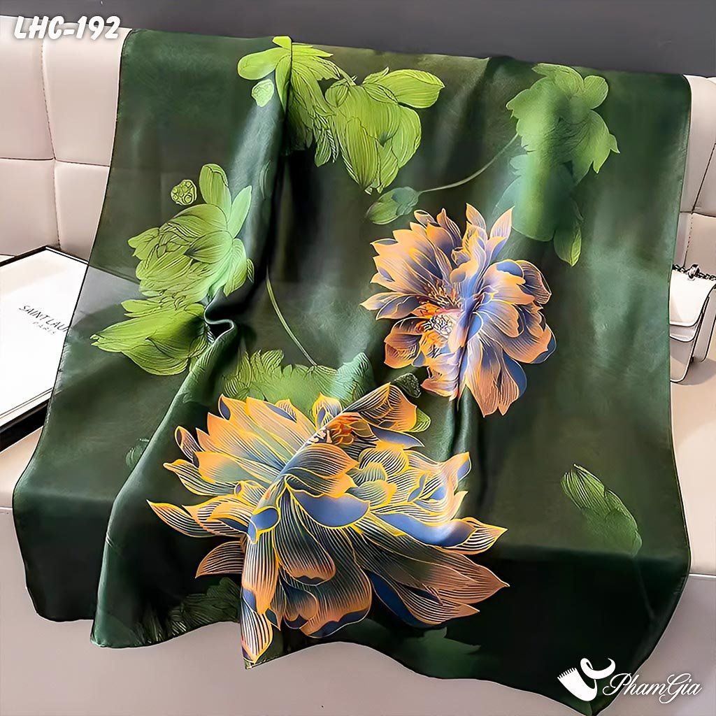 Góc Trên Khăn Choàng Lụa Hàng Châu Màu Xanh Rêu Họa Tiết Hoa Mẫu Đơn Huyền Bí