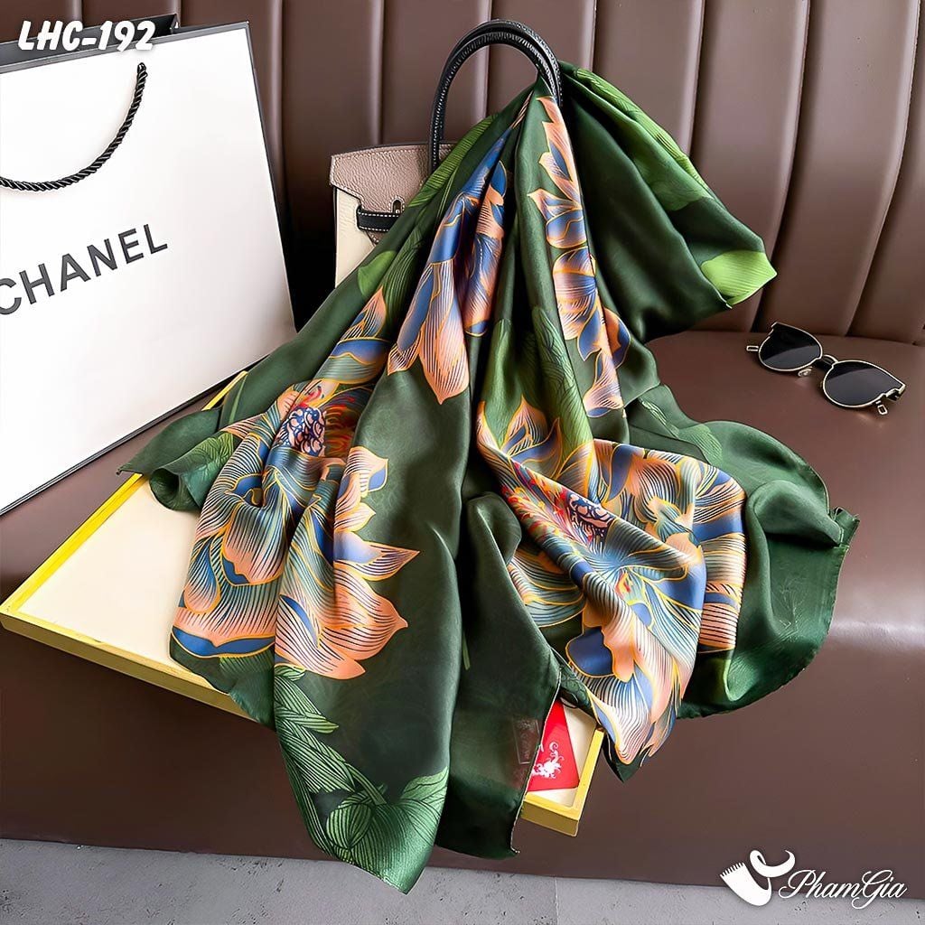 Góc Thẳng Khăn Choàng Lụa Hàng Châu Màu Xanh Rêu Họa Tiết Hoa Mẫu Đơn Huyền Bí