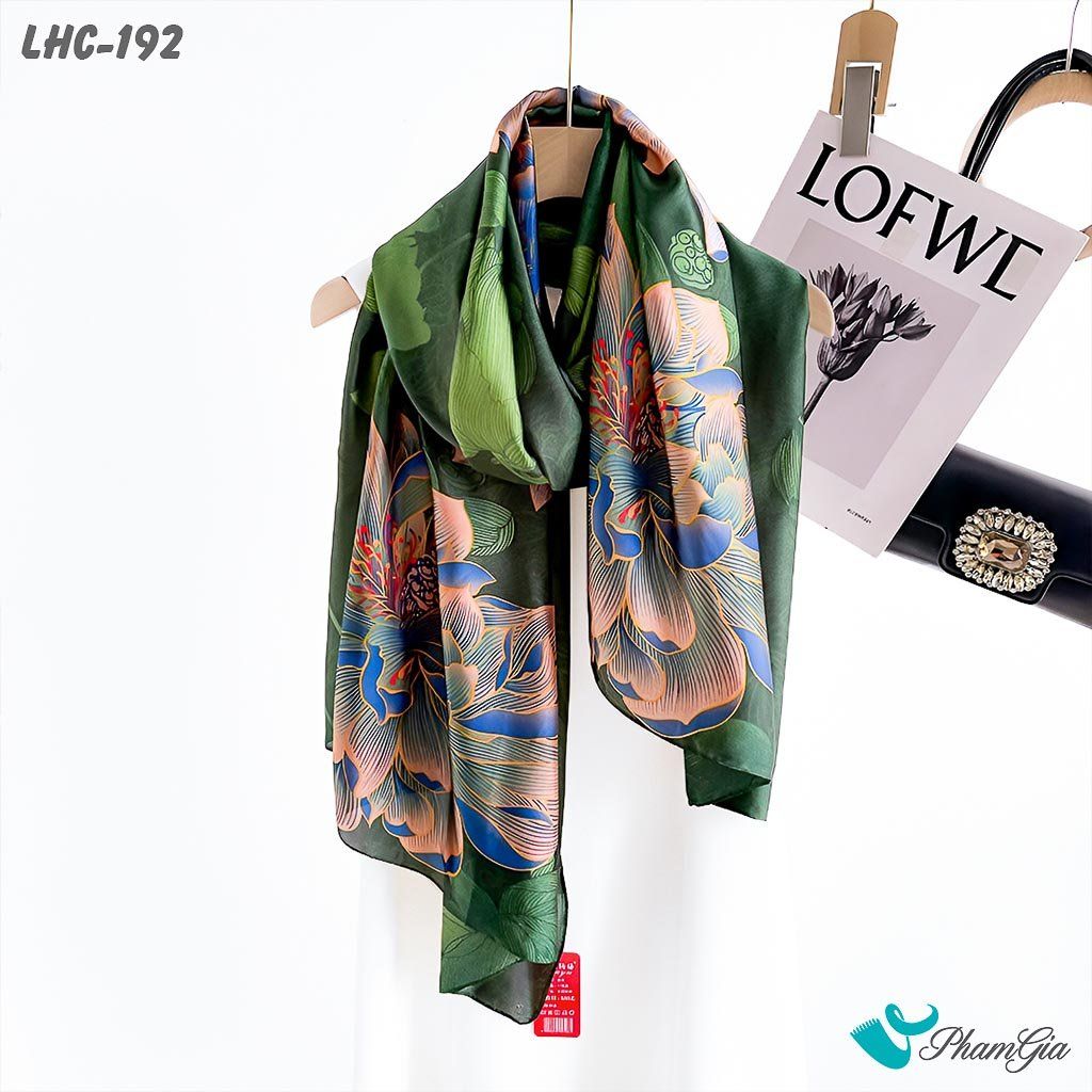 Góc Chinh Diện Khăn Choàng Lụa Hàng Châu Màu Xanh Rêu Họa Tiết Hoa Mẫu Đơn Huyền Bí