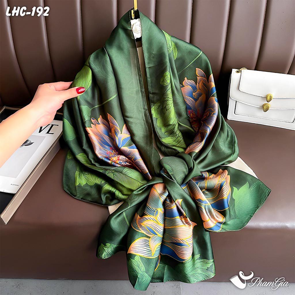 Góc Nghiêng Khăn Choàng Lụa Hàng Châu Màu Xanh Rêu Họa Tiết Hoa Mẫu Đơn Huyền Bí