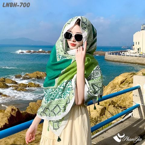 Góc Nghiêng Khăn Choàng Linen Boho Họa Tiết Thổ Cẩm Phối Kim Tuyến Màu Xanh Bơ Độc Đáo