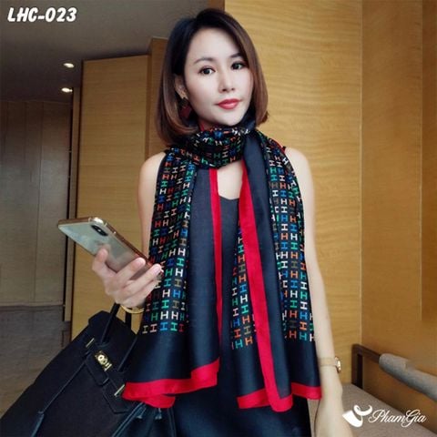 Người Mẫu Khăn Choàng Lụa Hàng Châu Màu Đen Tuyền Họa Tiết Chữ H Sắc Màu Thời Thượng