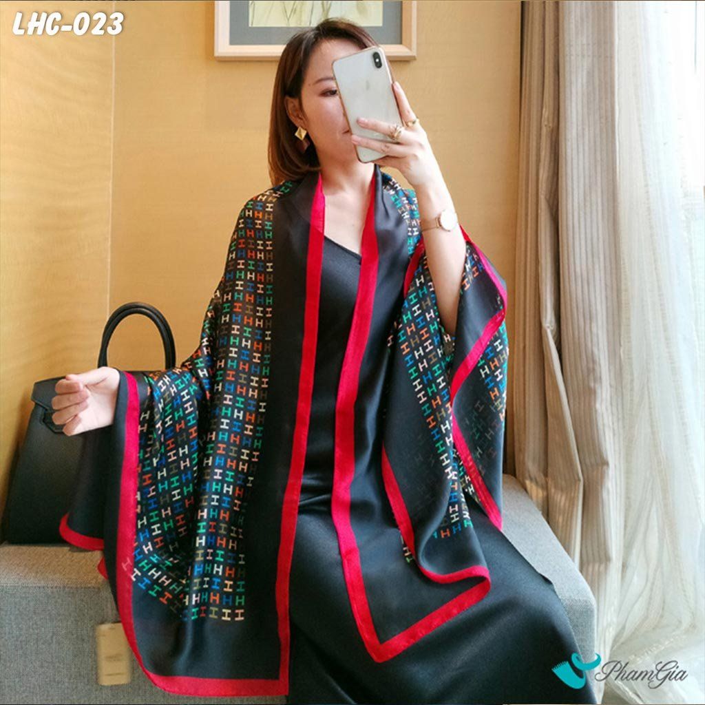 Người Mẫu Choàng Khăn Choàng Lụa Hàng Châu Màu Đen Tuyền Họa Tiết Chữ H Sắc Màu Thời Thượng