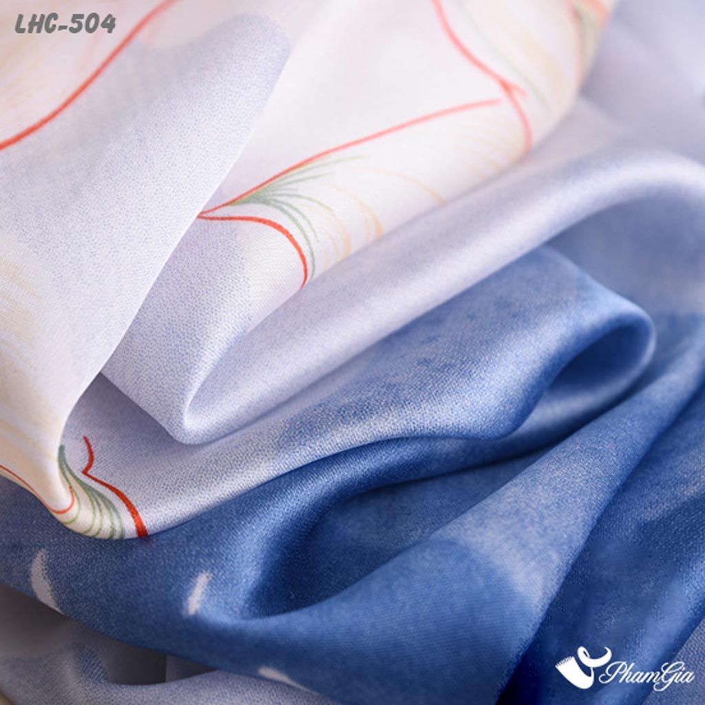 Cận Cảnh Khăn Choàng Lụa Hàng Châu Màu Xanh Biển Họa Tiết Hoa Sen Cá Chép Trang Nhã