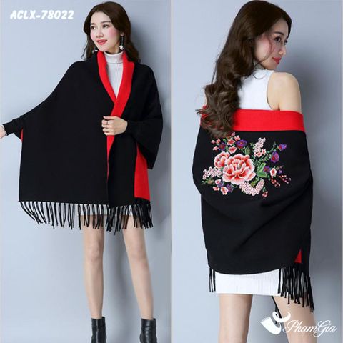 Người Mẫu Mặc Áo Choàng Len Cashmere Luxury Họa Tiết Hoa Mẫu Đơn Màu Đen