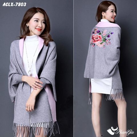 Model Mặc Áo Choàng Len Cashmere Luxury Họa Tiết Hoa Mẫu Đơn Màu Xám Khói