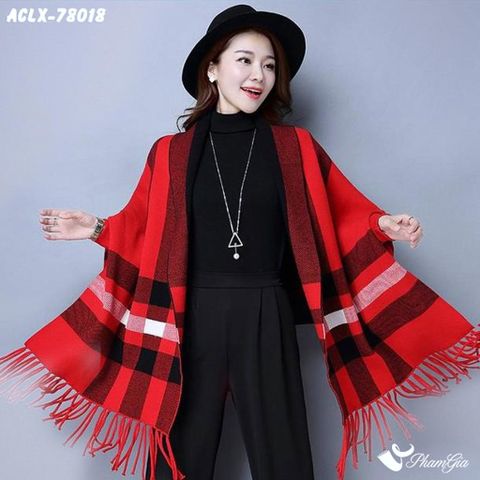 Model Mặc Áo Choàng Len Cashmere Luxury Họa Tiết Kẻ Sọc Caro Màu Đỏ