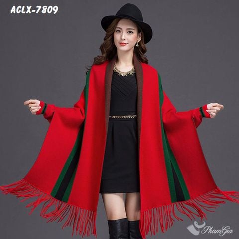 Người Mẫu Mặc Áo Choàng Len Cashmere Luxury Họa Tiết Kẻ Sọc Màu Đỏ