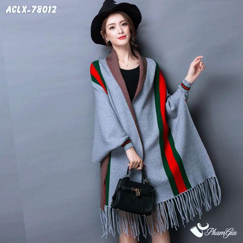 Người Mẫu Mặc Áo Choàng Len Cashmere Luxury Họa Tiết Kẻ Sọc Màu Xám