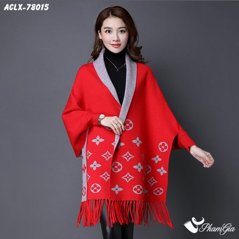 Model Mặc Áo Choàng Len Cashmere Luxury Họa Tiết Monogram Màu Đỏ