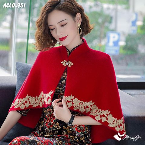 Người Mẫu Mặc Áo Choàng Lông Luxury Phối Đăng Ten Cổ Điển Màu Đỏ Ruby Sang Trọng
