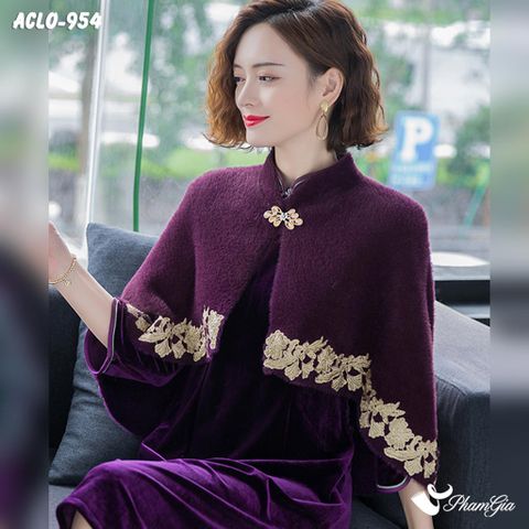 Người Mẫu Mặc Áo Choàng Lông Luxury Phối Đăng Ten Cổ Điển Màu Tím Cẩm Trang Nhã