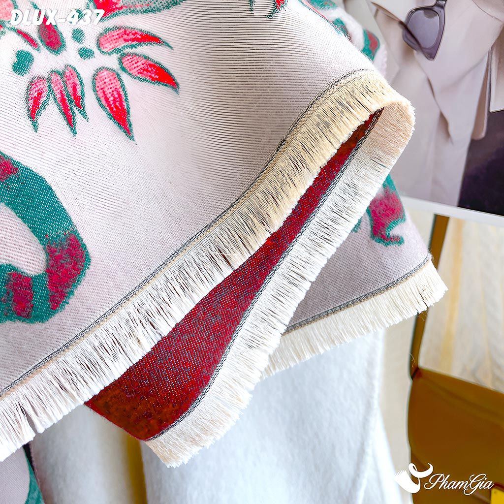 Cận Cảnh Khăn Choàng Dạ Cashmere Cao Cấp Họa Tiết Hoa Đỏ Phối Nền Beige Quyến Rũ