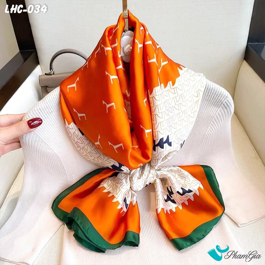 Góc Nghiêng Khăn Choàng Lụa Hàng Châu Họa Tiết Hình Học Màu Cam Phối Trắng Hiện Đại