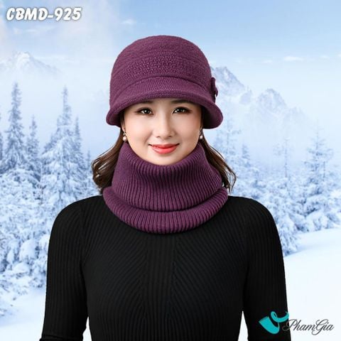 Người Mẫu Mặc Combo Len Giữ Ấm Gồm Nón - Khăn - Găng Tay Màu Tím Cẩm