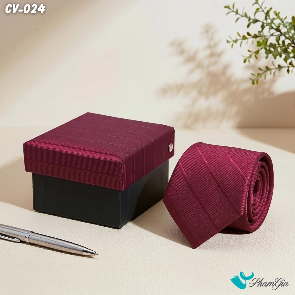 Cà Vạt Nam Hoạ Tiết Kẻ Sọc Chéo Mờ Màu Đỏ Đô (CV024)