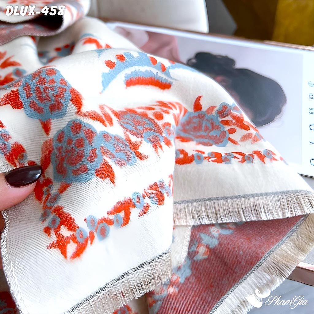 Cận Cảnh Khăn Choàng Dạ Cashmere Cao Cấp Họa Tiết Hoa Lá Màu Cam Phối Nền Kem Trang Nhã