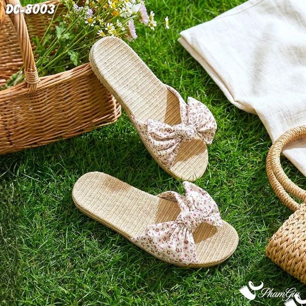 Dép Cói Quai Nơ Cao Cấp Họa Tiết Hoa Nhí Màu Đỏ Mận Nền Kem (DC8003)