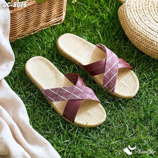 Dép Cói Quai Chéo Cao Cấp Họa Tiết Caro Màu Đỏ Nâu (DC8016)