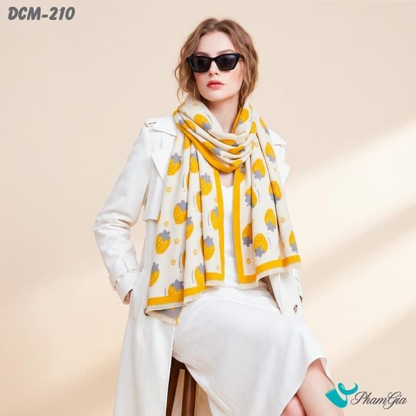 Khăn Choàng Dạ De Cash Giữ Ấm Cao Cấp Họa Tiết Dâu Tây Màu Vàng Cá Tính (DCM210)