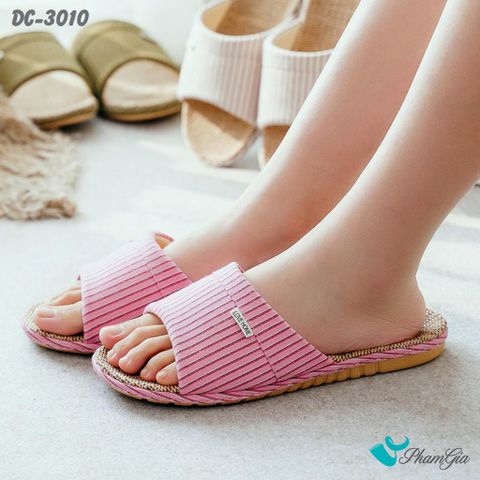 Người Mẫu Mang Dép Cói Quai Ngang Phối Họa Tiết Kẻ Sọc Màu Hồng Dâu
