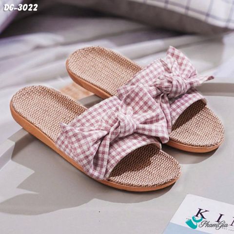 Góc Nghiêng Dép Cói Quai Ngang Phối Nơ Họa Tiết Caro Màu Hồng Ruốc