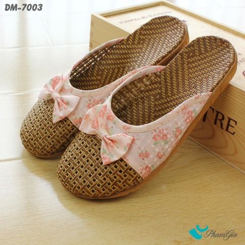 Góc Nghiêng Dép Mây Bít Mũi Cao Cấp Họa Tiết Hoa Nhí Màu Hồng Đào