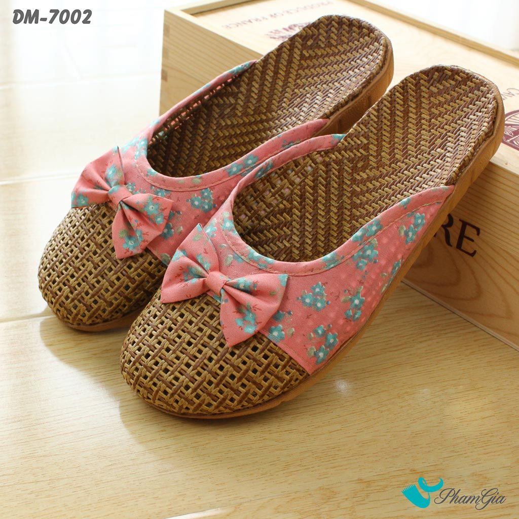 Góc Nghiêng Dép Mây Bít Mũi Cao Cấp Họa Tiết Hoa Nhí Màu Hồng San Hô