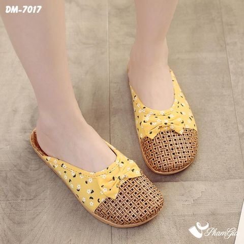Người Mẫu Mang Dép Mây Bít Mũi Cao Cấp Họa Tiết Hoa Nhí Màu Vàng Nghệ