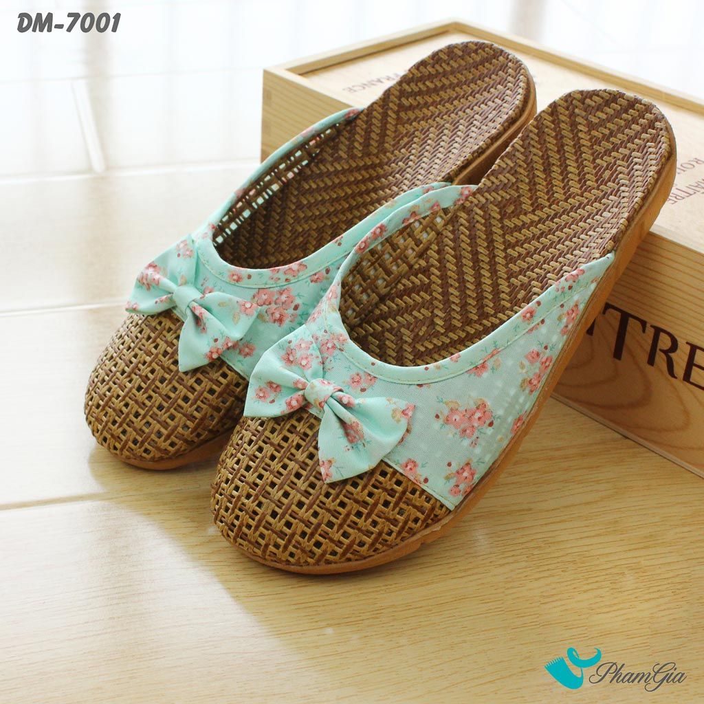Góc Nghiêng Dép Mây Bít Mũi Cao Cấp Họa Tiết Hoa Nhí Màu Xanh Mint