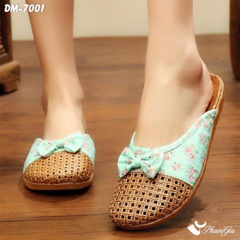 Người Mẫu Mang Dép Mây Bít Mũi Cao Cấp Họa Tiết Hoa Nhí Màu Xanh Mint