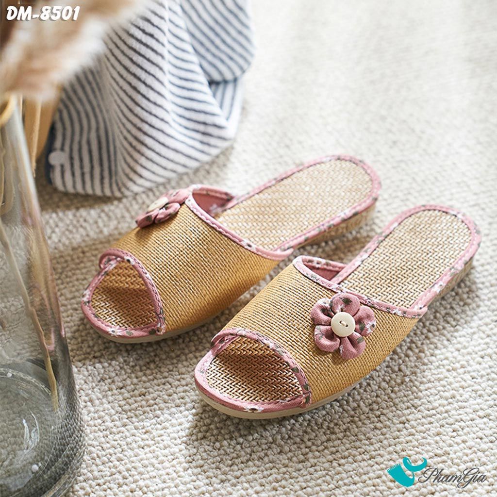 Góc Trên Dép Mây Quai Ngang Cao Cấp Đính Hoa Màu Hồng Ruốc