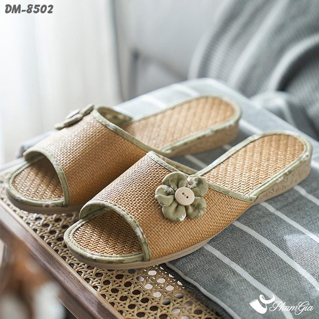 Góc Nghiêng Dép Mây Quai Ngang Cao Cấp Đính Hoa Màu Xanh Bơ