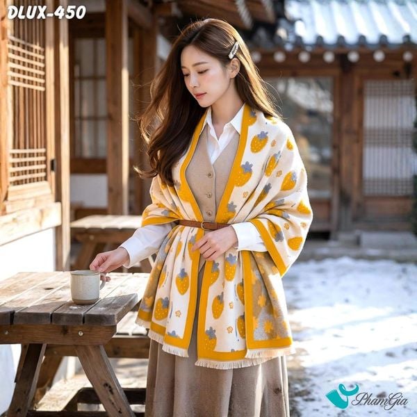 Khăn Choàng Dạ Cashmere Cao Cấp Họa Tiết Dâu Tây Màu Vàng Cá Tính (DLUX450)
